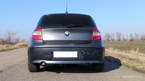 BMW 1 серія вид ззаду закритий багажник