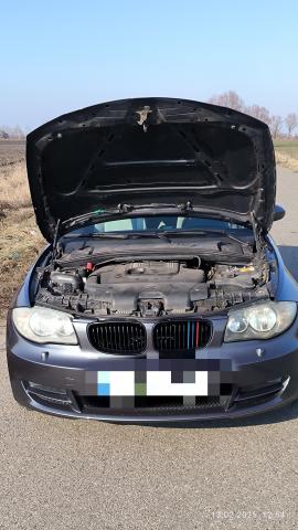 Відкритий капот BMW продається