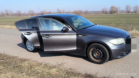 Відкриті двері з правої сторони сонячна погода BMW